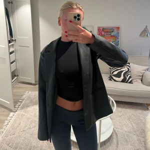 Skinnkavaj - Knappt använd skinnkavaj, lite oversize.