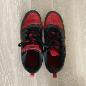 Röd svarta Nike skor - Använda, skick 6/10 Jag säljer dem eftersom att de är för små.  