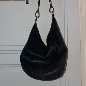 vintage svart väska - denna väska får plats med hyfsat mycket och passar till mycket. Den är ganska använt men fof i bra skick! 