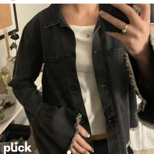 Jeansjacka med utsvänga ärmar - Jättefin jeansjacka i svart/mörkgrå men utsvängda ärmar. Är i storlek 40 men har själv 36/38.