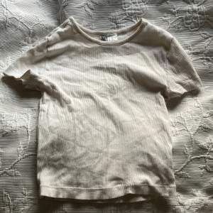 Basic kroppad vit tshirt från Hm, inga fläckar eller skador