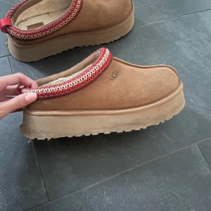 UGGS TAZZ TOFFEL - Säljer mina uggs som knappt är använda alls, storlek 39 o köpta för runt 3500 kr. Bra i skick 