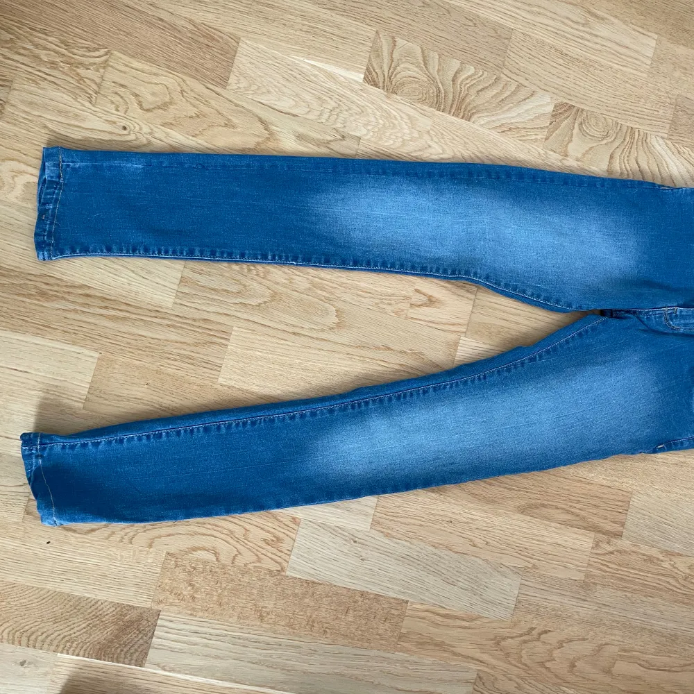 Dam jeans från Dsquared2  Använda 2-3 tillfällen . Jeans & Byxor.