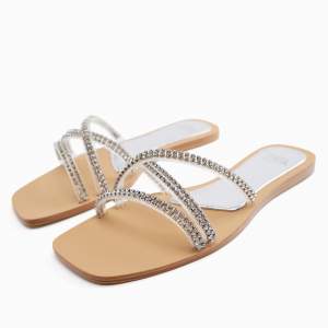 Slip in sandaler från Zara med rhinstones  / strass / diamanter ❤️ Nude färgad sula ❤️ nypris 499kr ❤️ Storlek 35 ❤️Använd köpknappen om du vill köpa💕 spårbar frakt via instabox eller PostNord 🌸