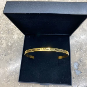 Snygg bangle - Guldigt bangle/armband med citat på. Aldrig använd. Nypris 399