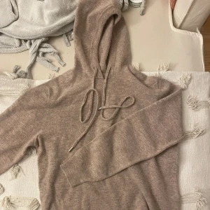 Stickad tröja i Kashmir/Ull - Oanvänd stickad tröja i storlek s. Nypris 1200kr och bra material 