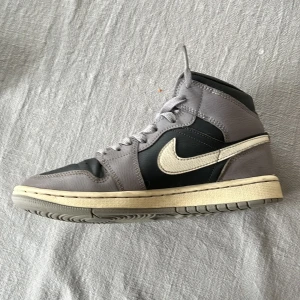 Gråa Jordan 1 high  - Skorna köptes för 1500kr och säljs för 800kr endast. Dom är rena och är inte så använda 