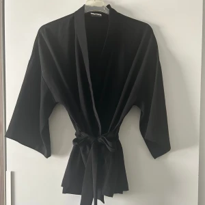 Lätt öppen kofta - Mycket fint skick. Se bilder. 3/4 ärmlängd