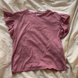 Rosa volang topp zara - Rosa volang topp från zara! Vet inte Storleken men tror xs/s🩷🩷🩷