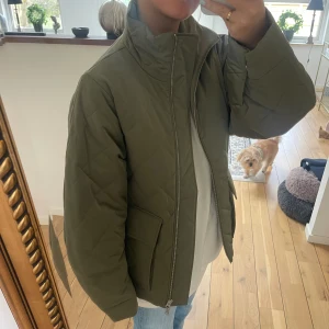 vårjacka  - Superfin vårjacka från other stories. Helt ny, aldrig använd, se prislapp. Nypris 1300. Sitter oversized på mig som brukar ha S/36 💕💕