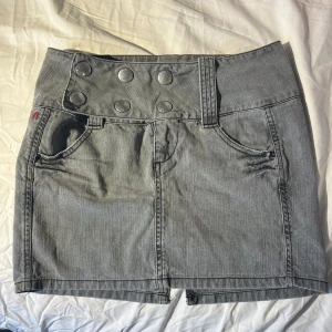 Replay lågmidjad jeanskjol - Så fin, köpt secondhand men lite för liten för mig. Skriv för fler bilder och mått!💗💗