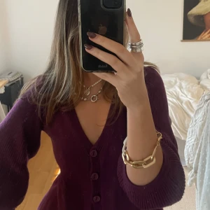 Söt kofta - Jättesöt mörklila kofta som ibland kan skifta till en lite vinröd ton. Koftan är förövrigt i ett väldigt bra skick och består utav ett väldigt skönt stickat material. Perfekt nu till hösten! Hör gärna av dig vid fler frågor💋💋