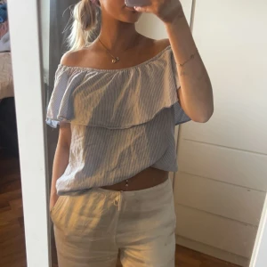 Randig volangtopp - Går att ha både off-shoulder eller på axlarna beroende på vad man känner för. Älskar denna toppen från MissMilla på sommaren, med volangen och färgen. Osäker på ifall jag ska sälja så skriv först💗