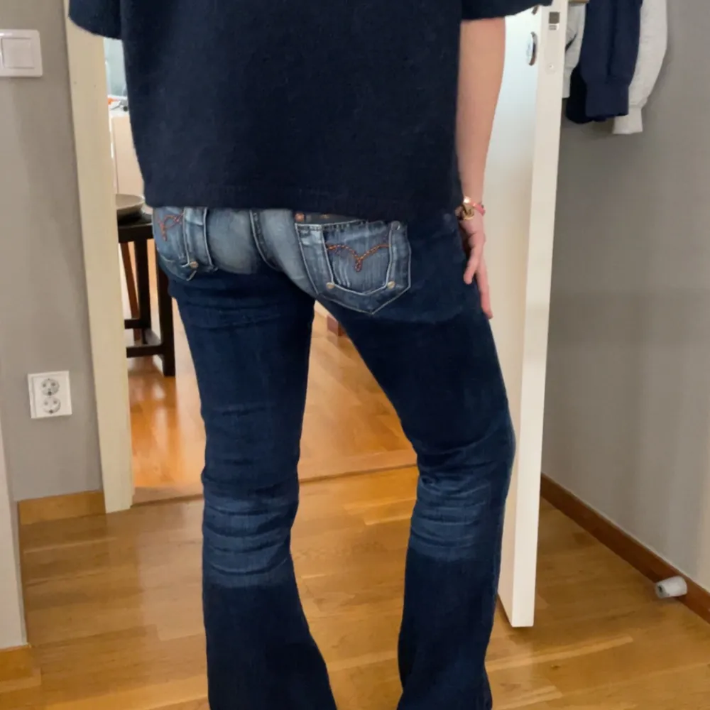 Säljer dessa snygga Low waist Bootcut jeansen som är köpta second hand ❤️ innerbenslängd: 82 cm midja: 39cm. Jeans & Byxor.