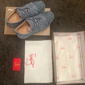 Christian Louboutin Oralto Junior Spikes(Allt og medföljer) - Köpta på Vestiairecollective för 5100 (kvitto finns). Skorna är använda väl men tyvärr har en spik på vänster skon lossnat och därför priset såklart👍 Annars är skorna i mycket fint skick. Priset är ej hugget i sten. Allt og medföljer✅KVITTO FINNS