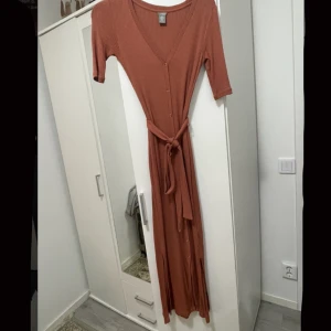 Rosa Ribbad Klänning(finns i svart) - Hej! Säljer mina två ribbade klänningar (svart och rosa) eftersom de inte kommer till användning. Superfint skick! De är strl XS men jag som bär M/L tycker de sitter fint på kroppen