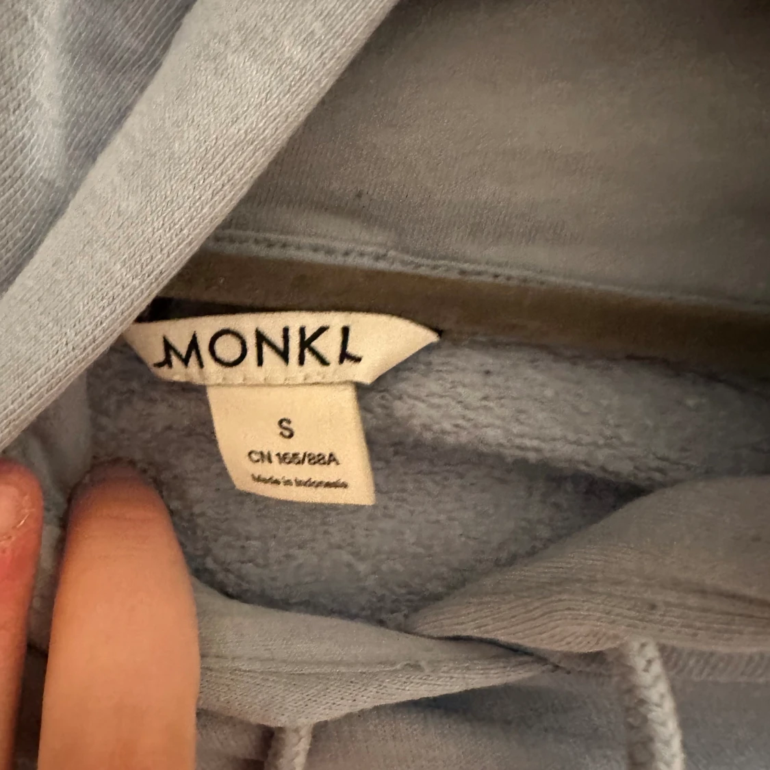 Ljusblå hoodie från Monki.  - 90