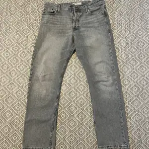 Grå välkända Jeans från Jack Jones till salu. 