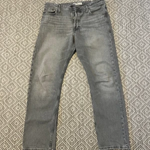 Jeans - Grå välkända Jeans från Jack Jones till salu. 
