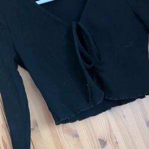 Svart topp  - Svart topp från shein! Aldrig använd 