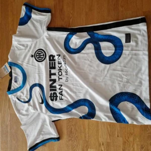 Inter Milan fotbollströja  - Säljer min Inter Milan tröja eftersom att den inte kommer till använding. Den är i nyskick och lapparna sitter kvar.