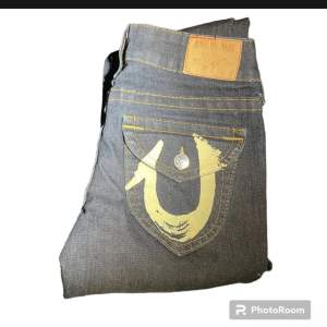  utsvängda true religion jeans med en intressant målad logga -  mått: midja - 36 cm ytterbenslängd - 107cm innerbenslängd - 85 cm