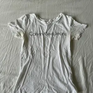 Hej, jag säljer denna vita Calvin Klein Jeans T-shirt. 