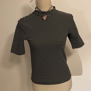 Randig halterneck t shirt  - Så fin tröja aldrig använt och har inga defekter 🌸 Dm vid intresse/frågor!🩷