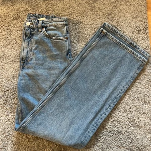 Blåa högmidjade jeans - Säljer ett par blåa högmidjade jeans. Jag gillar inte högmidjade jeans och jag har använt dessa bara 1 gång. Absolut inte fläckar eller skador. Gott skick!