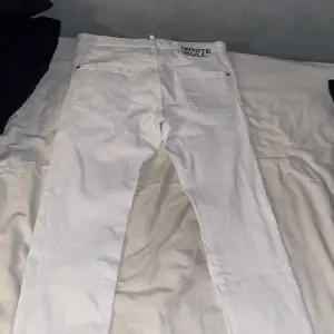 Dsquared 2 byxor vita säljs pågrund av de inte kommer till användning de är storlek 48