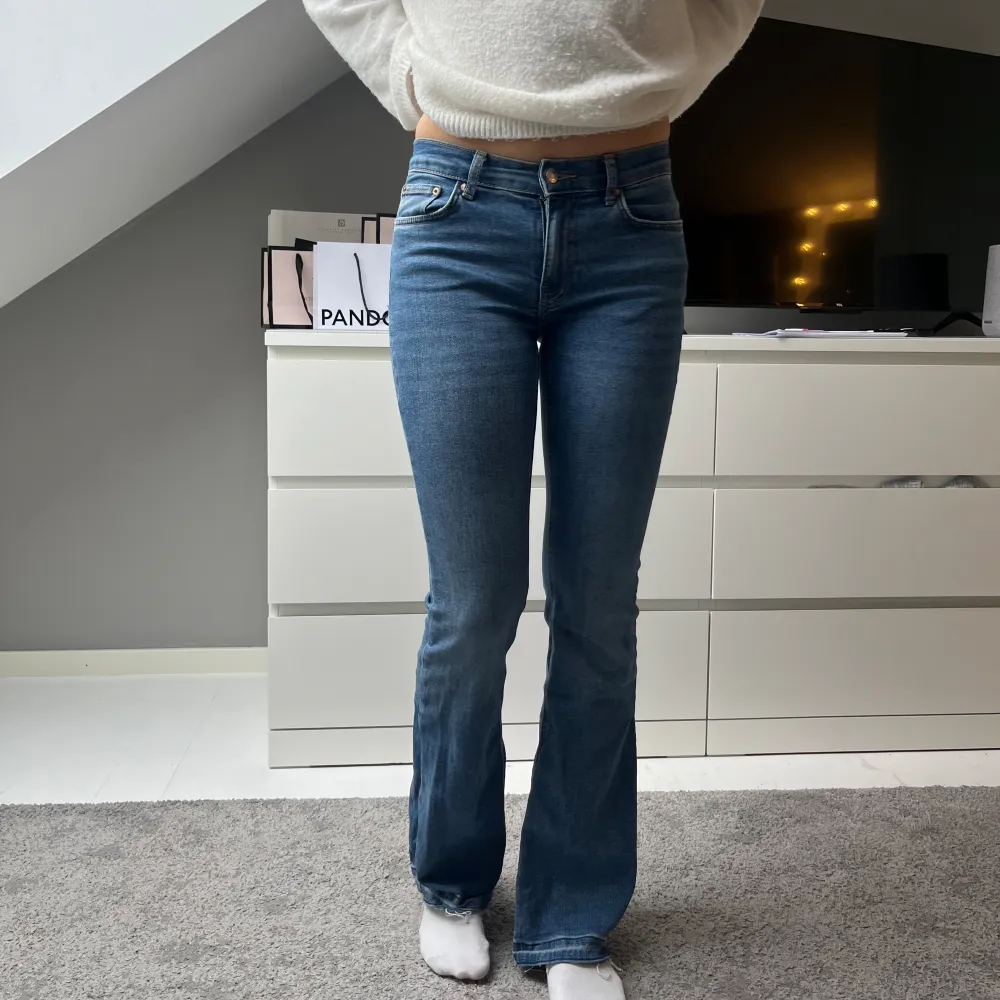 Fina jeans som bara inte kommit till användning❤️ low waist storlek 34. Jeans & Byxor.