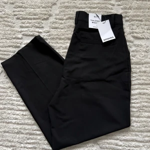 Kostymbyxor från Bershka  - Oanvända kostymbyxor från Bershka med prislapp kvar. Nypris 400kr, mitt pris 229kr.😊