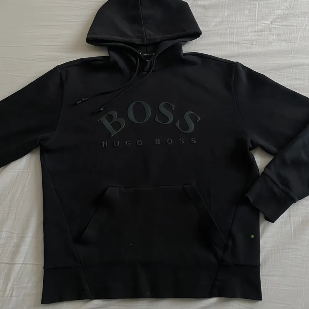 Skön hugo boss hoodie, går ej att få tag på längre (gammal modell)  Perfekt för våren med 10/10 skick⚠️⚠️. Hoodies.