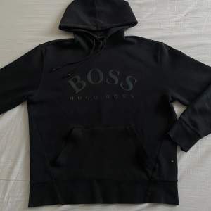 Skön hugo boss hoodie, går ej att få tag på längre (gammal modell)  Perfekt för våren med 10/10 skick⚠️⚠️