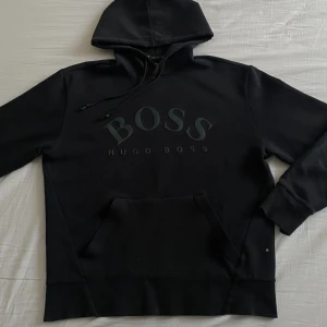 Hugo boss hoodie  - Skön hugo boss hoodie, går ej att få tag på längre (gammal modell)  Perfekt för våren med 10/10 skick⚠️⚠️