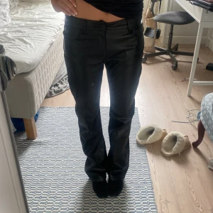 Skinnbyxor  - Skinnbyxor från bikbok nästan aldrig använda. Nypris: 599. Storlek 36💕 