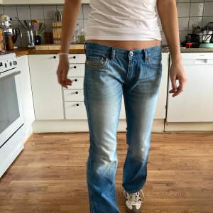 Lågmidjade jeans från Diesel, tidigt 2000-tal. Använda väl, men bra skick.   Lite korta i benen för mig och har därför aldrig använt (jag är 173cm). Skulle säga storlek xs/s, midjemått står inte men tippar på 26/27.
