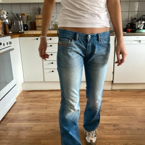 Diesel lågmidjade jeans - Lågmidjade jeans från Diesel, tidigt 2000-tal. Använda väl, men bra skick.   Lite korta i benen för mig och har därför aldrig använt (jag är 173cm). Skulle säga storlek xs/s, midjemått står inte men tippar på 26/27.