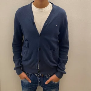 J Lindberg cardigan - Snygg J Lindberg cardigan. Nypris runt 1500kr Modellen är 185 och väger 70 kg