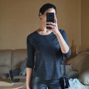 Tröja - Enkel vardags tröja som är avrundad och snäppet längre baktill, I perfekt skick!🗻🗻  84% Polyester & 16% Linné   • Jag är 173cm (xs)  • Alltid nytvättat innan utskick