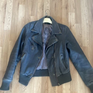 Rock and blue skinn jacka  - Bra skick inga skador alls, säljer för att den inte kommer t användning. 