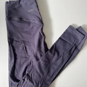 MKLIFESTYLE träningstights  - Tightsen är Använda en gång, benlängd är lite kortare. Silikon på insidan vid midjan så de ej glider ner. Färgen är lila/blå.