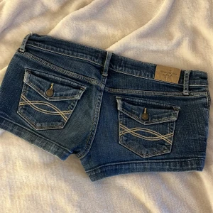 Lågmidjade Jeansshorts! - Supersnygga lågmidjade jeansshorts till sommaren! Dessa är för små för mig och därför har jag ingen bild med dem på:( Storlek 6 (34/XS) Shortsen är i jättefint skick❣️