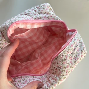 Puffiga necessärer  - Aldrig använda finns fåtal i lager. Den rosa är lite större och har också invändigt tyg medan den blåa är mindre och har vitt tyg invändigt. 