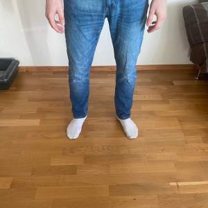 Weekday jeans: Modell Easy. Typ regular fit med mått 31/32, väldigt sällan använda. Modellen på bilden är 185 och väger 78 kg. Hör av er vid funderingar!