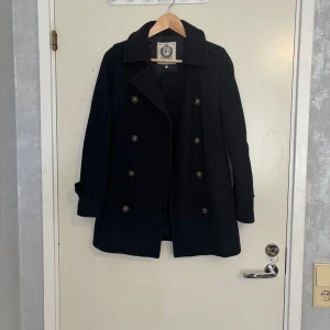 Vårkappa  - Stilig och elegant kappa med fin design värde 2500. Pris kan diskuteras.