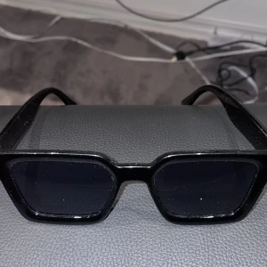 Solglasögon svart - Ett par feta grisch solglasögon i färg svart. Najs till sommaren