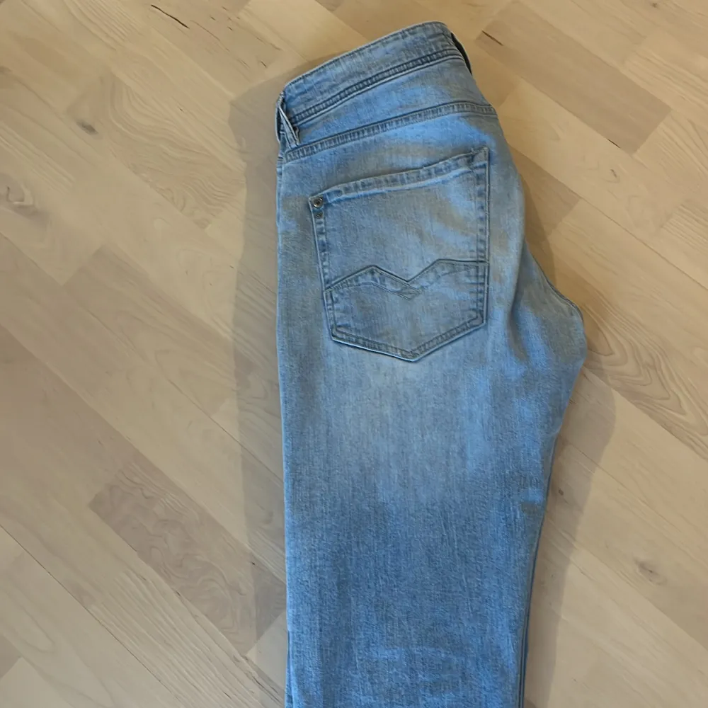 Säljer ett par replay jeans som inte används längre. Inga defekter på byxorna och är i väldigt bra skick. Hör av er om frågor!. Jeans & Byxor.