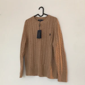 polo ralph lauren stickad tröja - Säljer denna stickade polo tröja för att den är för stor för mig. Storlek S men passar som M. Aldrig använd endast testad. Priset kan diskuteras vid snabb affär.