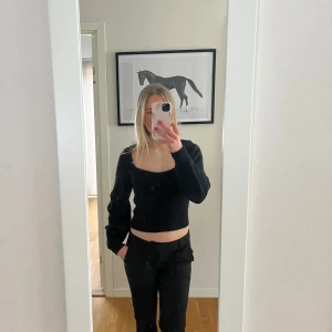 Svart stickad tröja - Svart stickad tröja från hm, använd en gång.